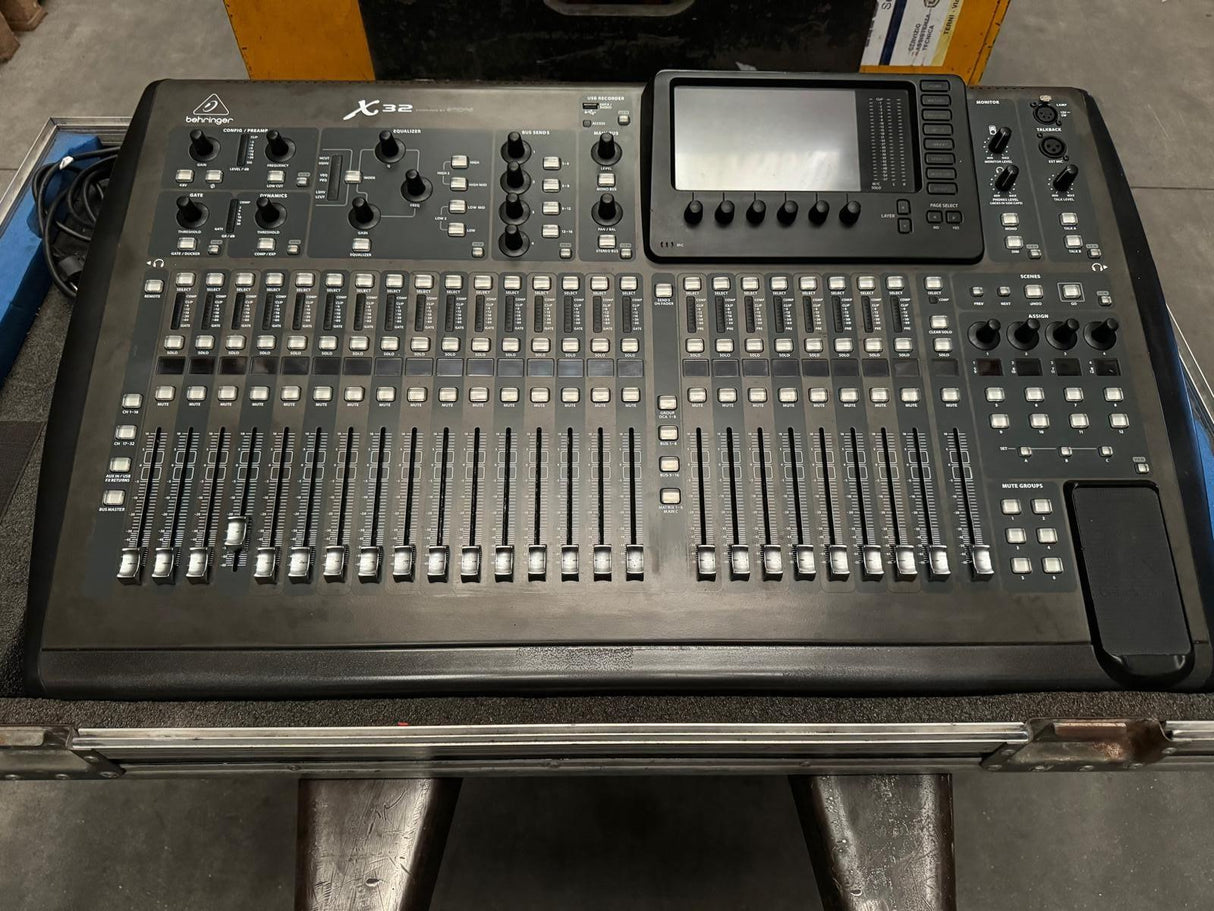 BEHRINGER X32 MIXER DIGITALE + FLIGHT CASE PROFESSIONALE + STAGEBOX S32 + PORTARACK + AVVOLGITORE CAT6 75MT - TechSoundSystem.com