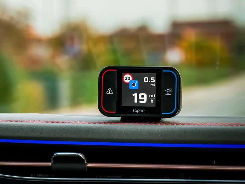 SAPHE DrivePro Dispositivo per segnalazioni autovelox con display con abbonamento PREMIUM - TechSoundSystem.com
