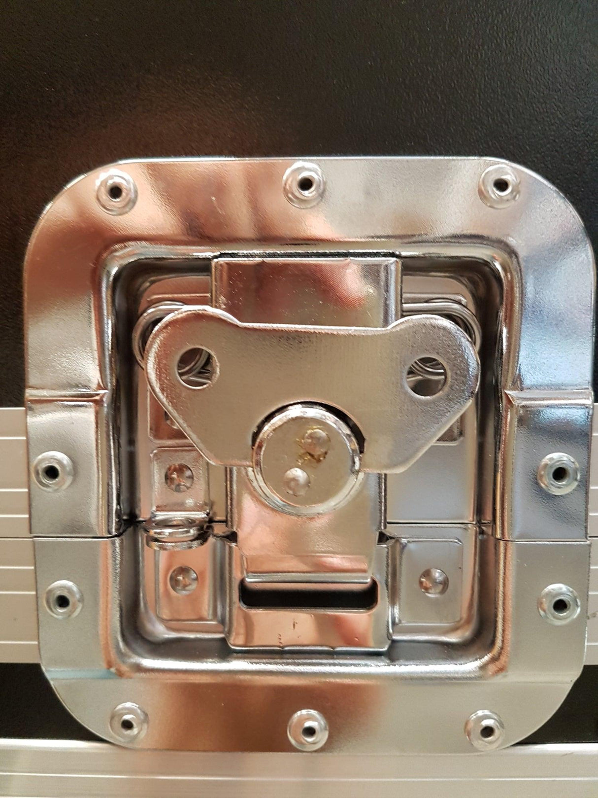 EXTREME MGP24X FLIGHT CASE PROFESSIONALE PER MIXER YAMAHA MGP24X ALLUMINIO E MULTISTRATO 9 MM CHIUSURA A FARFALLA - TechSoundSystem.com