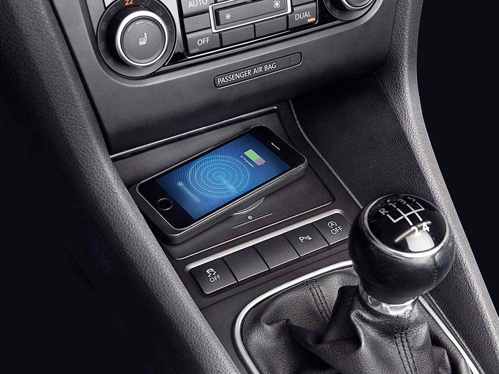 Alpine KCE-G6Qi Caricatore Wireless per VW Golf 5-6, Jetta 5, Scirocco e EOS - TechSoundSystem.com