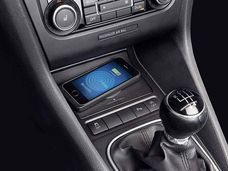 Alpine KCE-G6Qi Caricatore Wireless per VW Golf 5-6, Jetta 5, Scirocco e EOS - TechSoundSystem.com